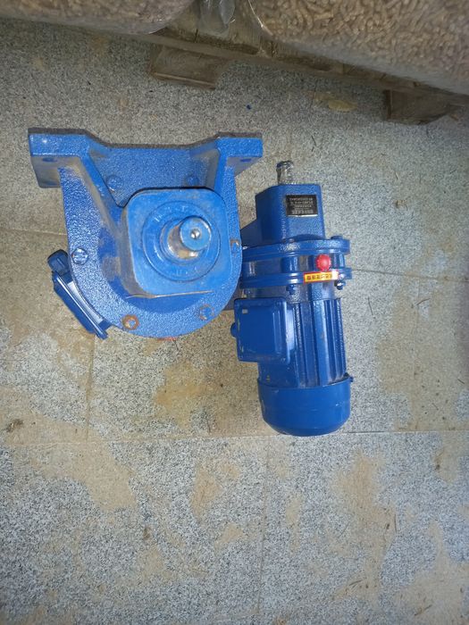 Vând motoare trifazice cu reductor