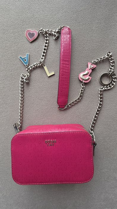 Дамска чанта GUESS  цикламена с метални елементи и дълга дръжка