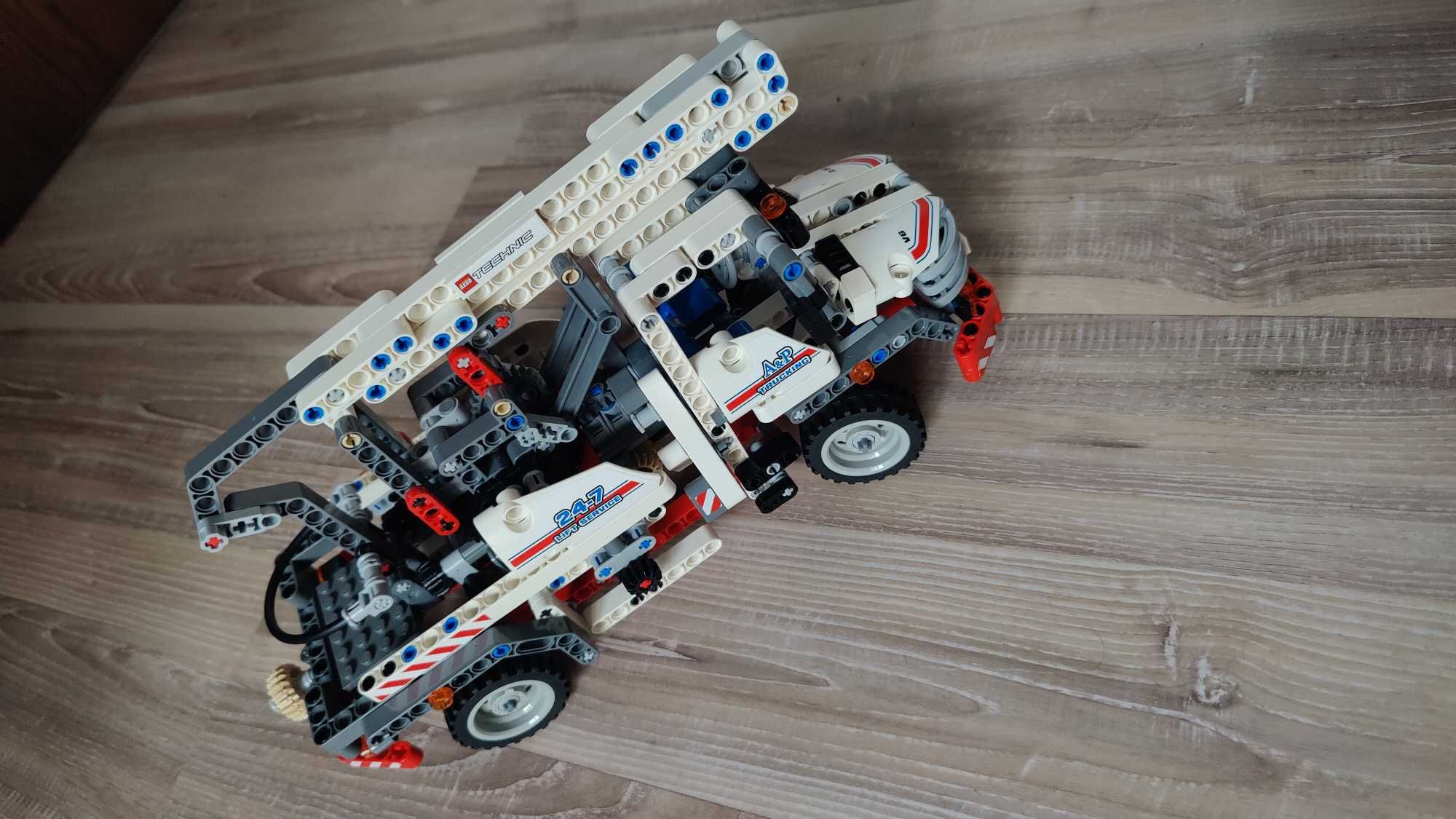 LEGO Technic 8071 - Bucket Truck