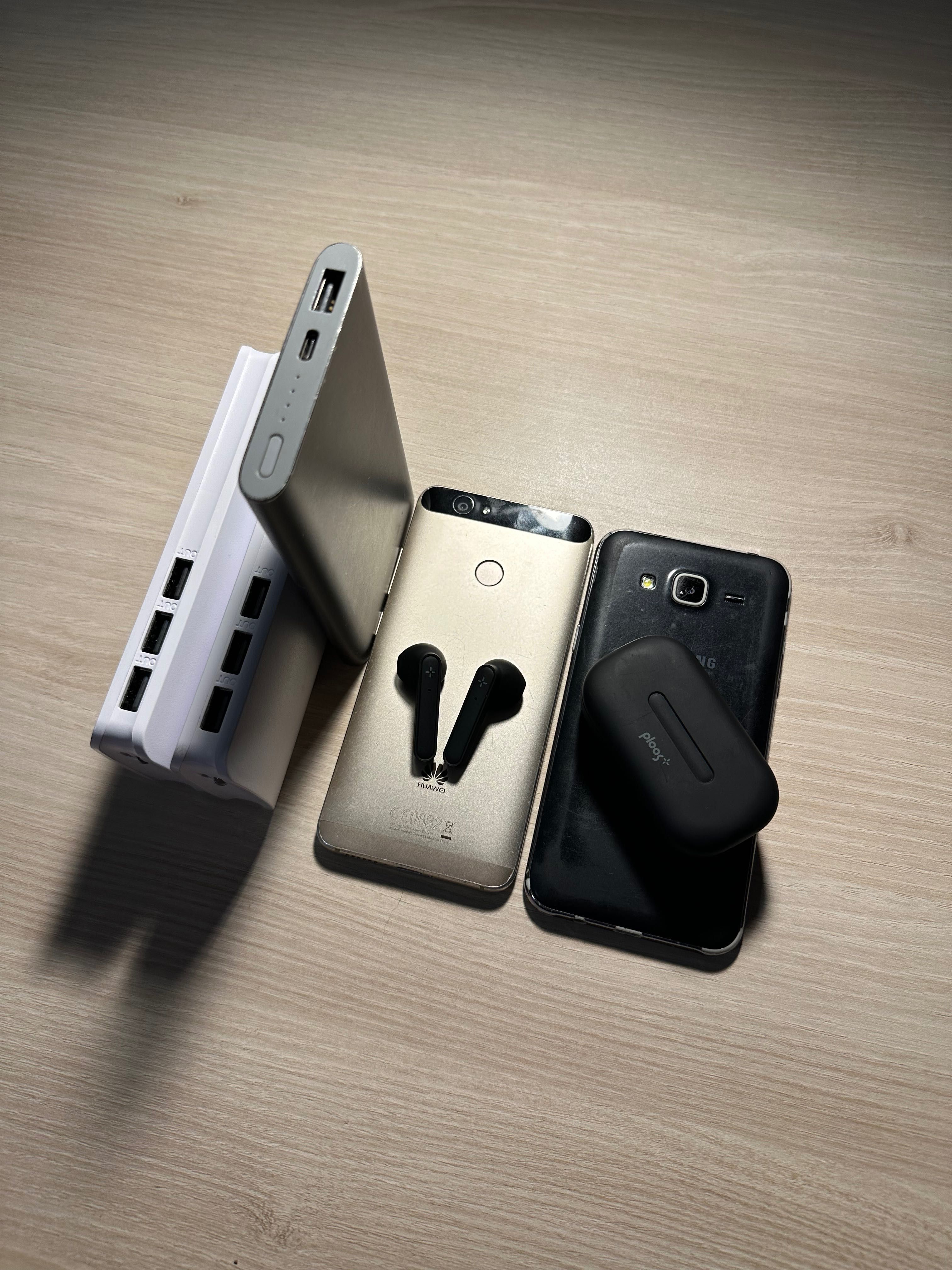 Set de gadgeturi (4 Telefoane | 3 PowerBanks | 1 Căști)