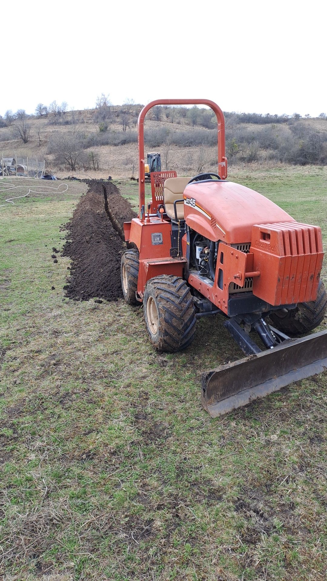 Vand sau schimb cu autoturism.trencher