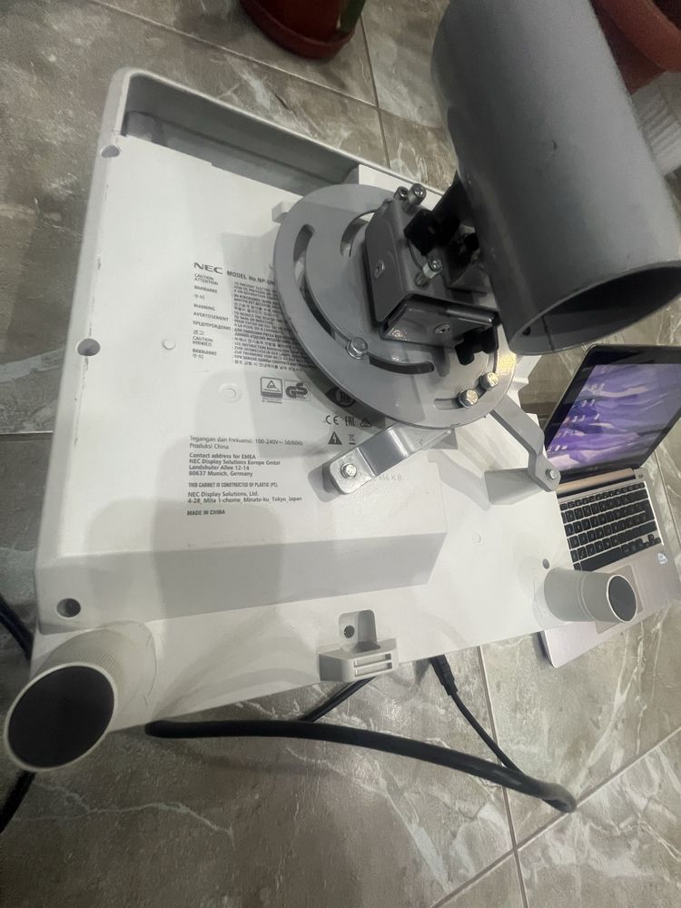 Ултракъсофокусен проектор NEC UM351W
