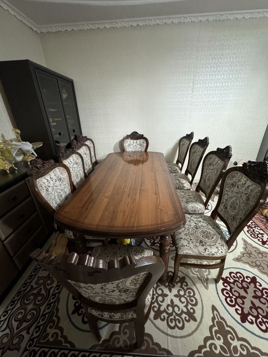 Стол стулья в отличном состояние
