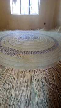 Плажни чадъри, ръчно плетени от палмови листа в Танзания. Нови