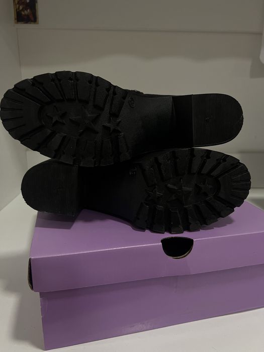 Чисто нови велурени боти на ток