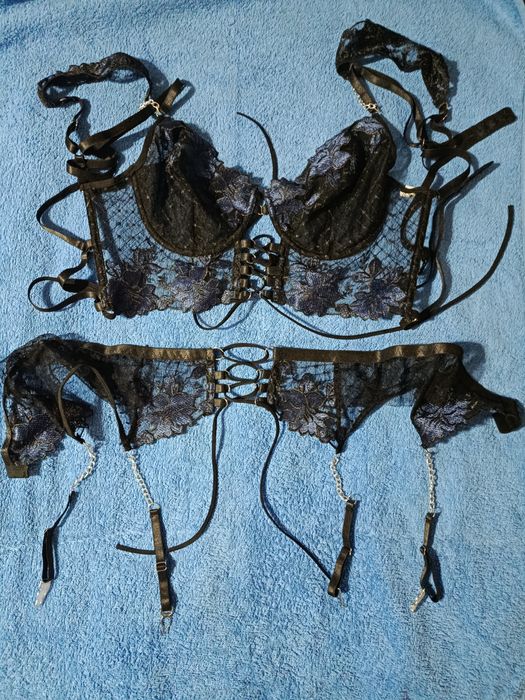 Нижнее бельее ( бюстгалтер и пояс для чулков)новое. 48-52 р