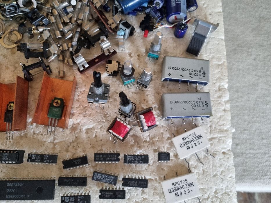 Pachet dif piese, componente aparatura vintage, etc. Perfecta stare.