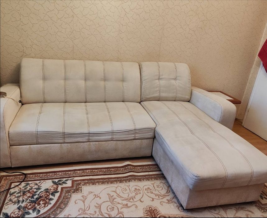 Диван RAMELA бял велур .