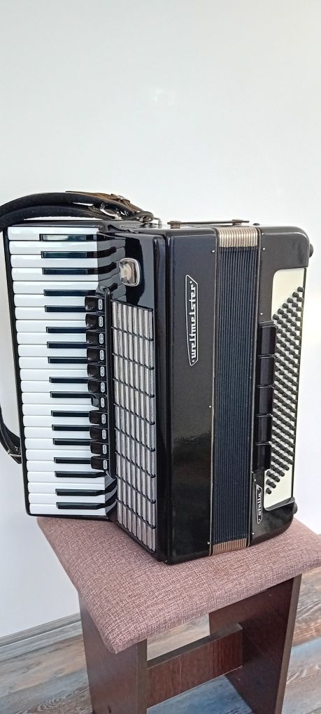 Vînd acordeon Weltmeister Stella