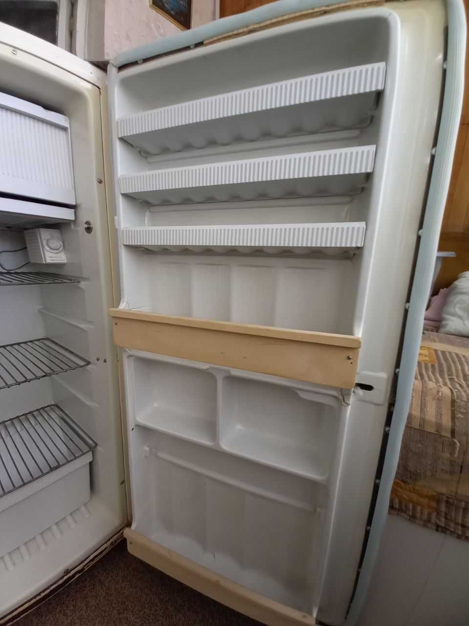 Холодильник Бирюса.
