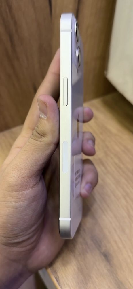 Iphone 13 white.