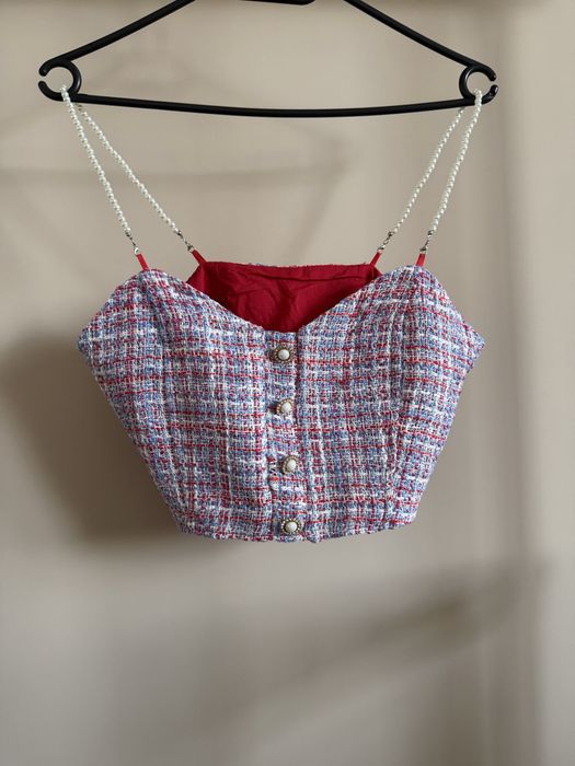 Елегантен топ с ефектни копчета