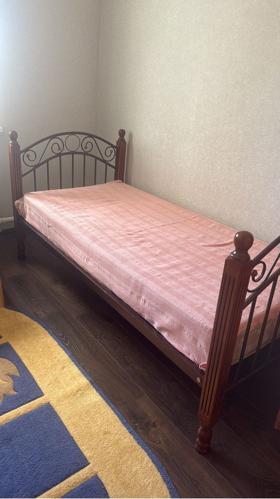 Кровать с матрасом