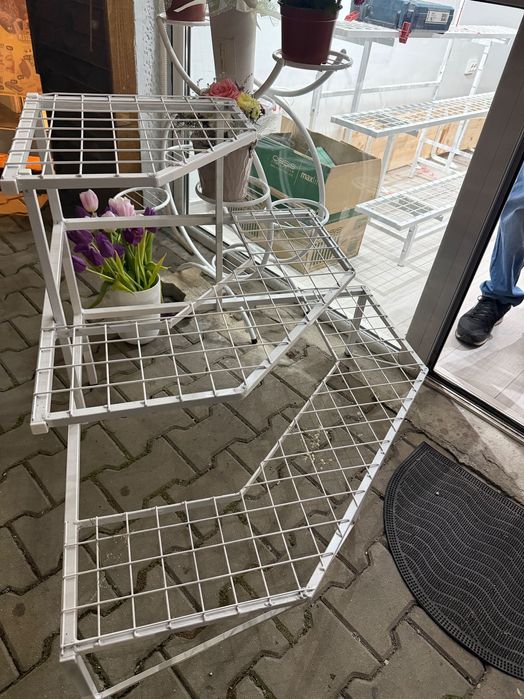 Метални стелажи – подходящи за магазин, цветарски обект или склад