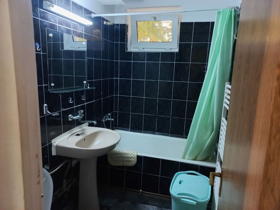 Închiriez apartament cu 2 camere