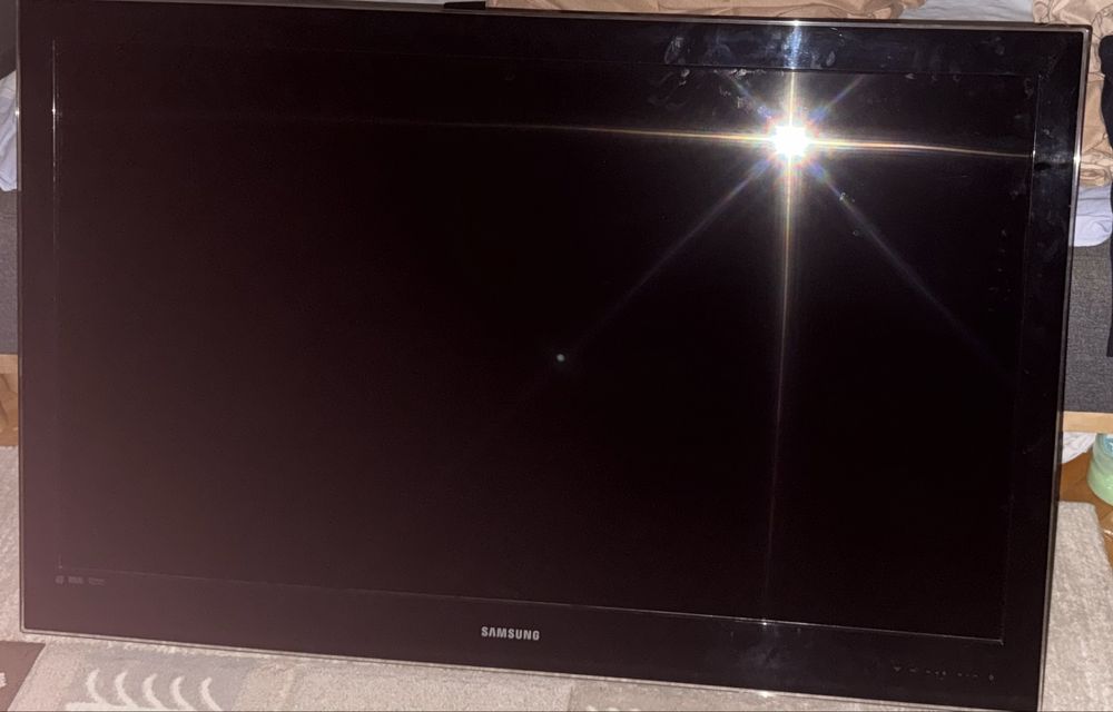 Acesta este un televizor LCD Samsung seria B750, cu diagonala de 150cm