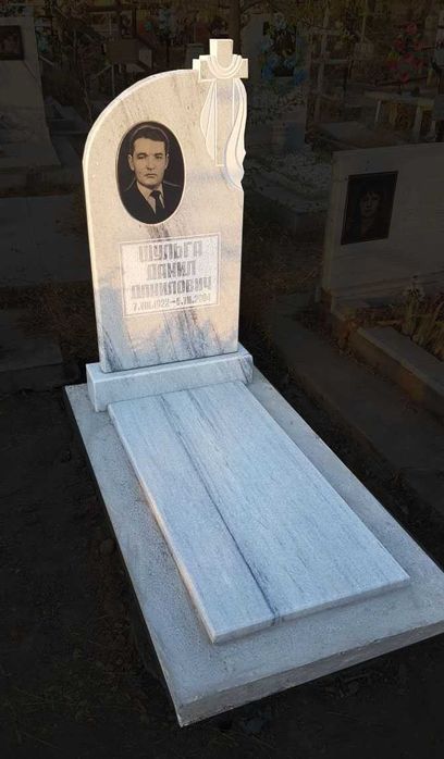 Памятник из белого мрамора