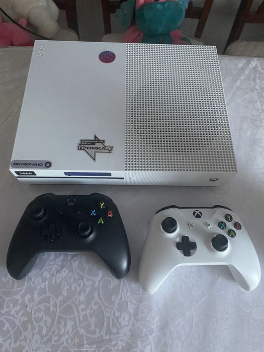 Xbox one S в отличном состоянии