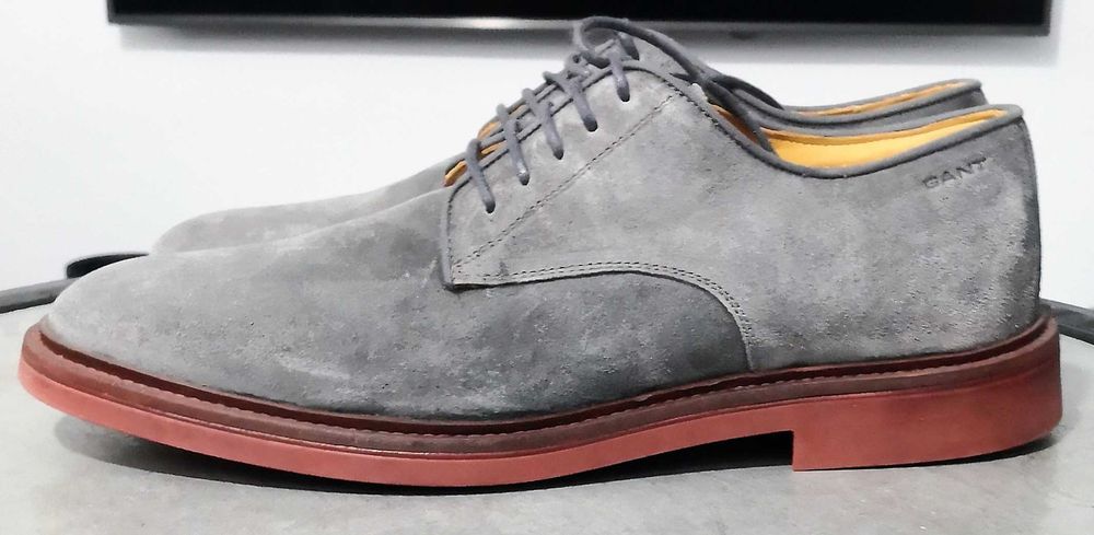 pantofi gant piele gri.