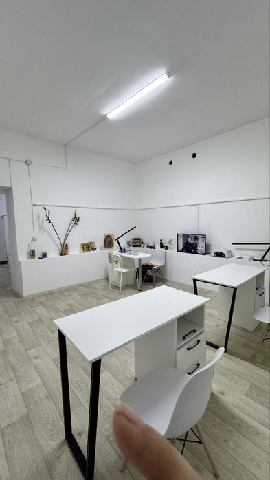 Сдаётся комната в салоне. А также сдаётся маникюрный стола 15000тг