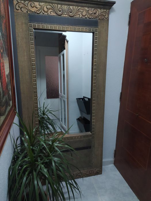 Oglinda de perete in rama cu riflaj