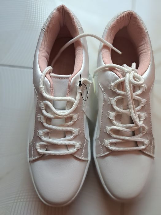 Дамски Divided нови