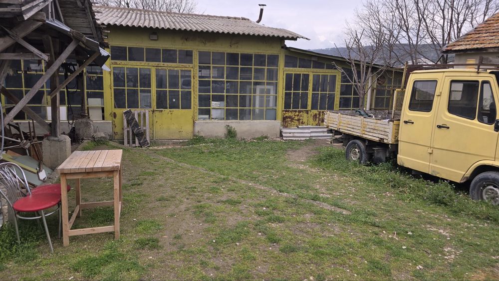Два декара парцел с промишлени помещения