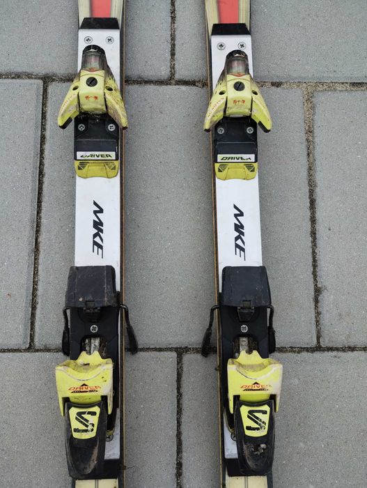 Vând schiuri folosite