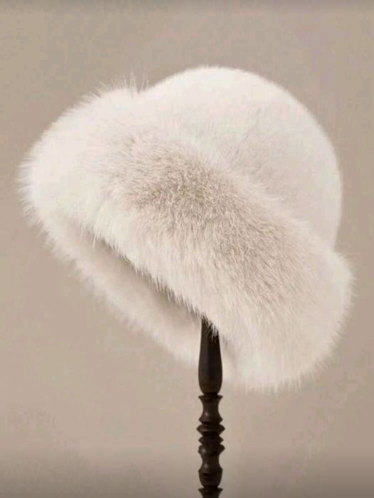 Топли зимни пухкави дамски шапки в бяло или бежово !