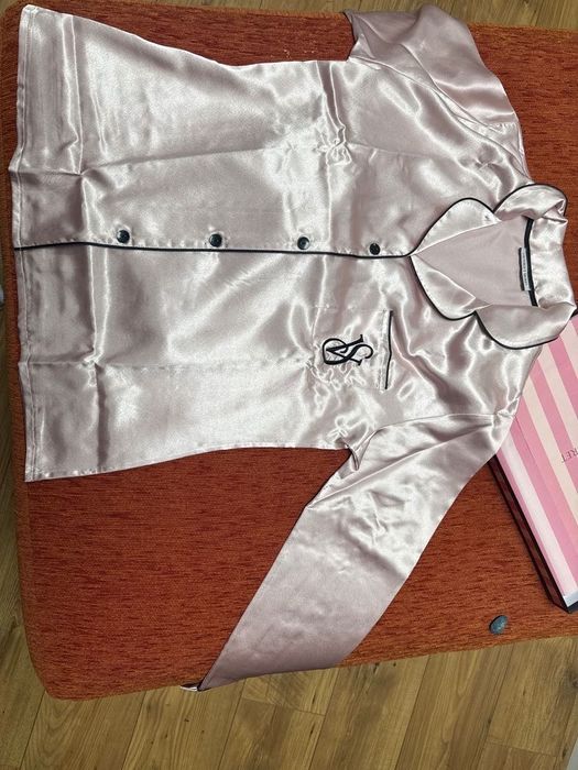 Pijama VS din satin marimea M disponibila