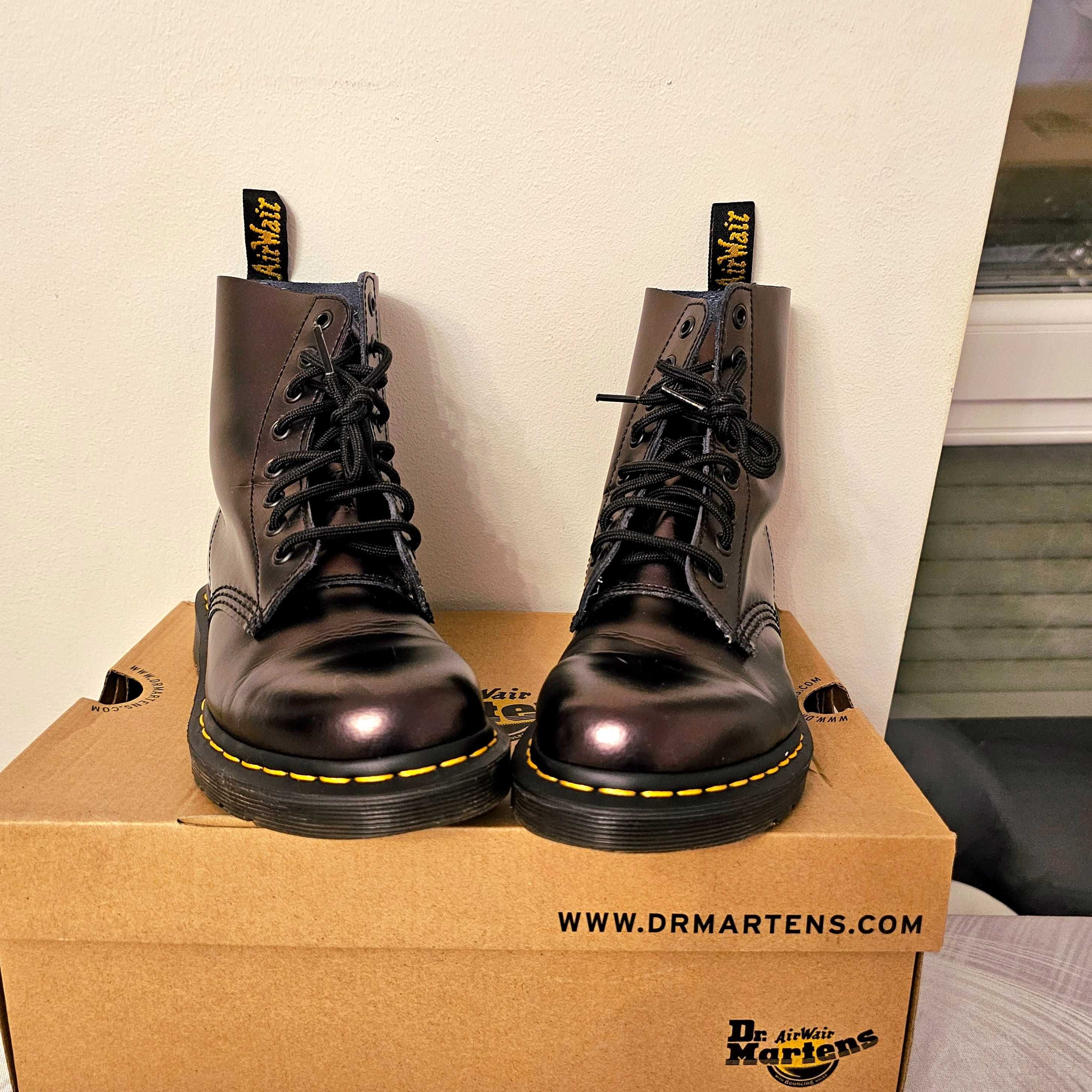 Bocanci Dr Martens Red Chroma piele  220 lei