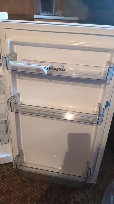 Продавам малък хладилник