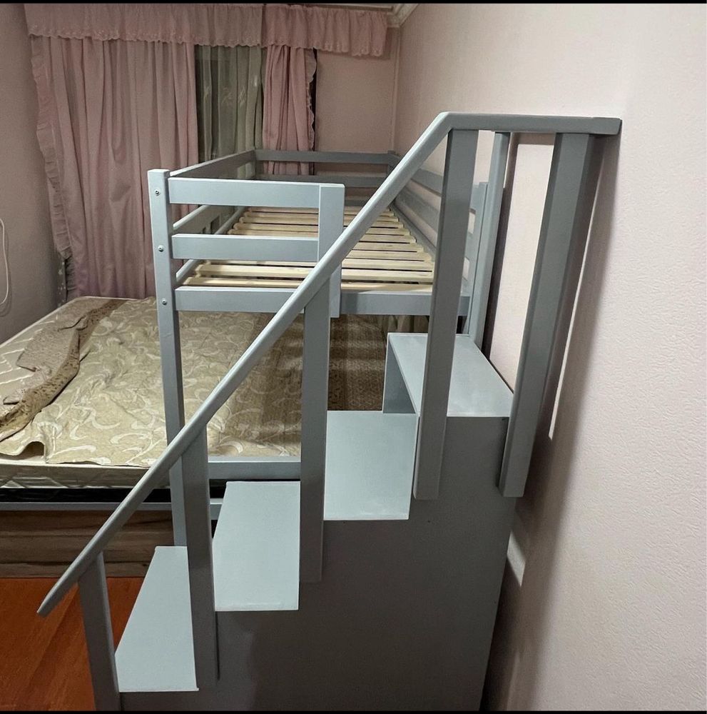 Продается кровать с лестницей
