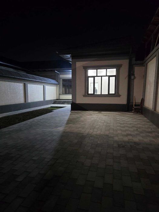 Олмоз маҳалласида замонавий, янги қурилган ховли