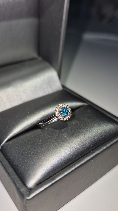 Inel aur alb 14K (2,09 g) cu diamant central 0,30 ct albastru VS, EX-V
