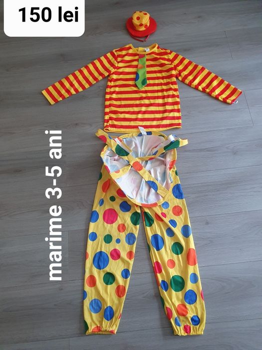 Costume de polițist,  clovn și schelet