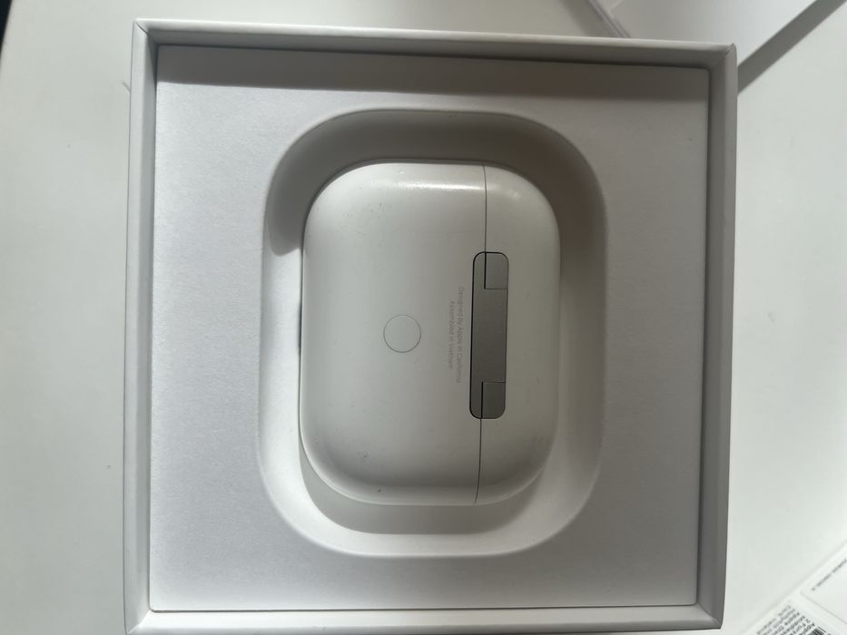 Продавам кейс от оргинални безжични слушалки Apple-AirPods Pro 2nd Gen