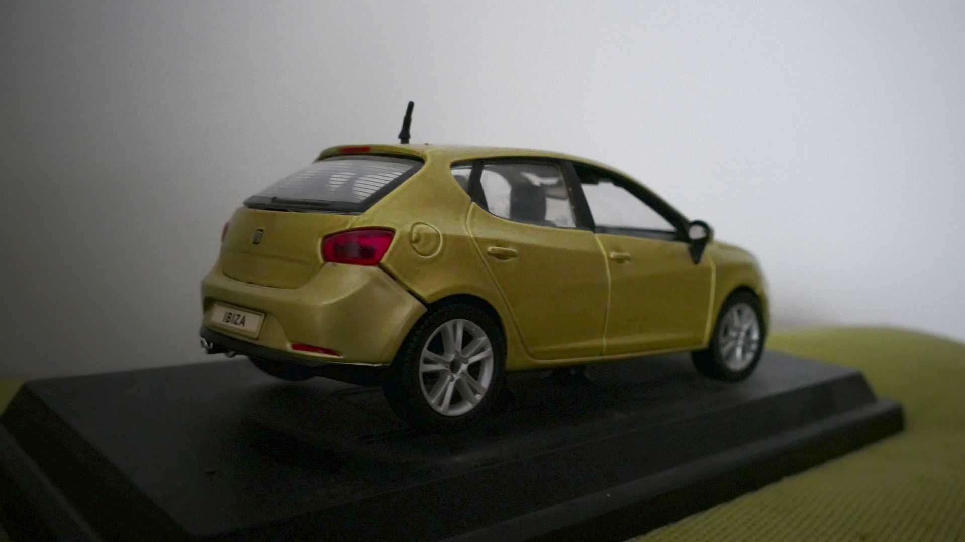 Unicat Absolut: Seat Ibiza 6J Macheta 1:24 Bburago