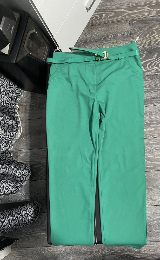 Pantaloni verde smarald cu talie inalta si cusaturi decorative