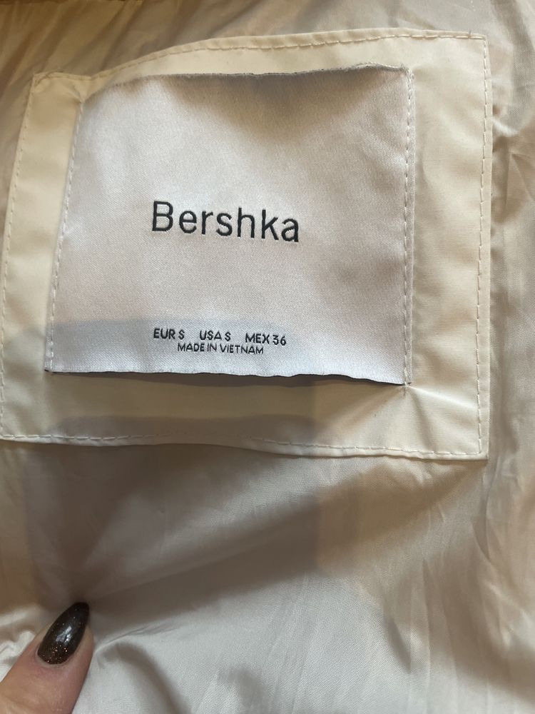 Geaca Bershka s barbati alba