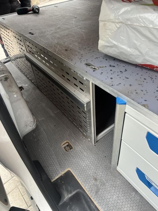 Шкафчета с чекмеджета за баничарка