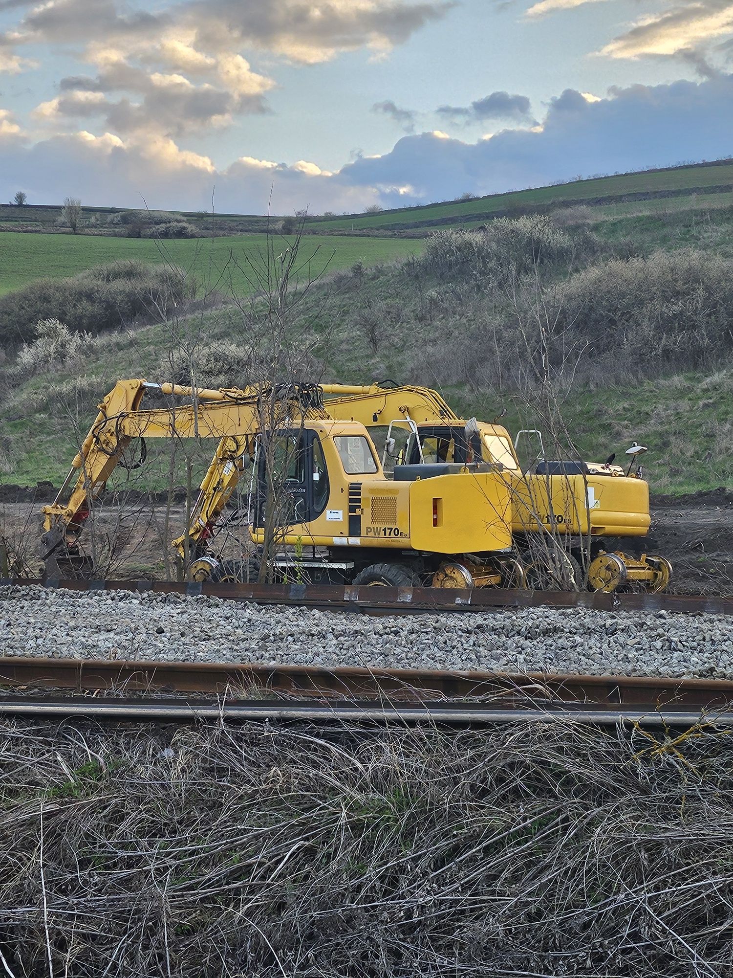 Închiriez excavator