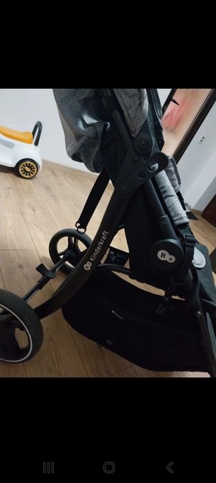 Cărucior gri aproape nou