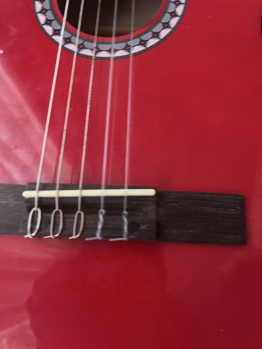 Vând chitară rosie. Urgent