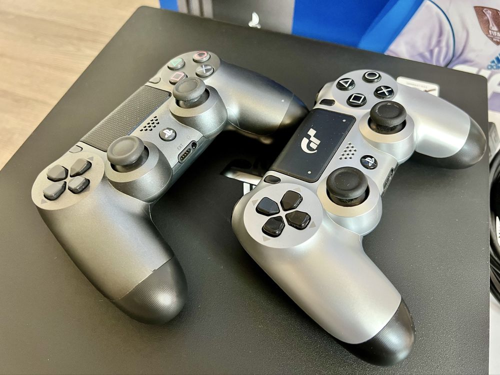 Playstation 4 Pro 1TB (PS4 Pro) + два джойстика + игра