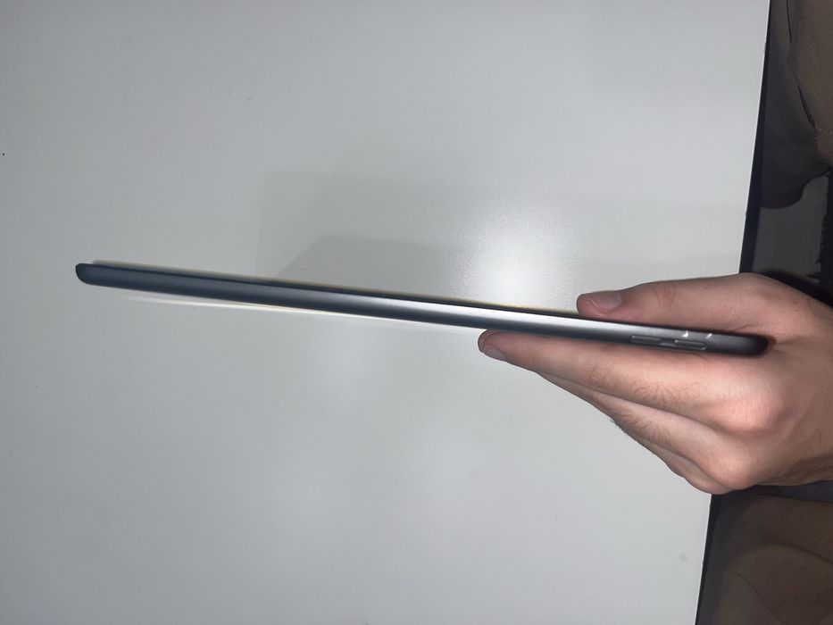 iPad 9 64GB ecran spart, functioneaza bine fara probleme