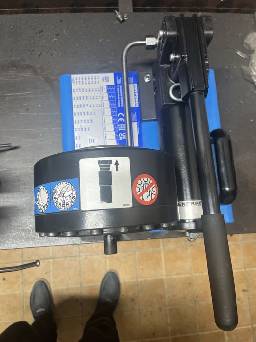 Продается б/у стонок для рестоврции рвд шлангов состояние хоошее срочо