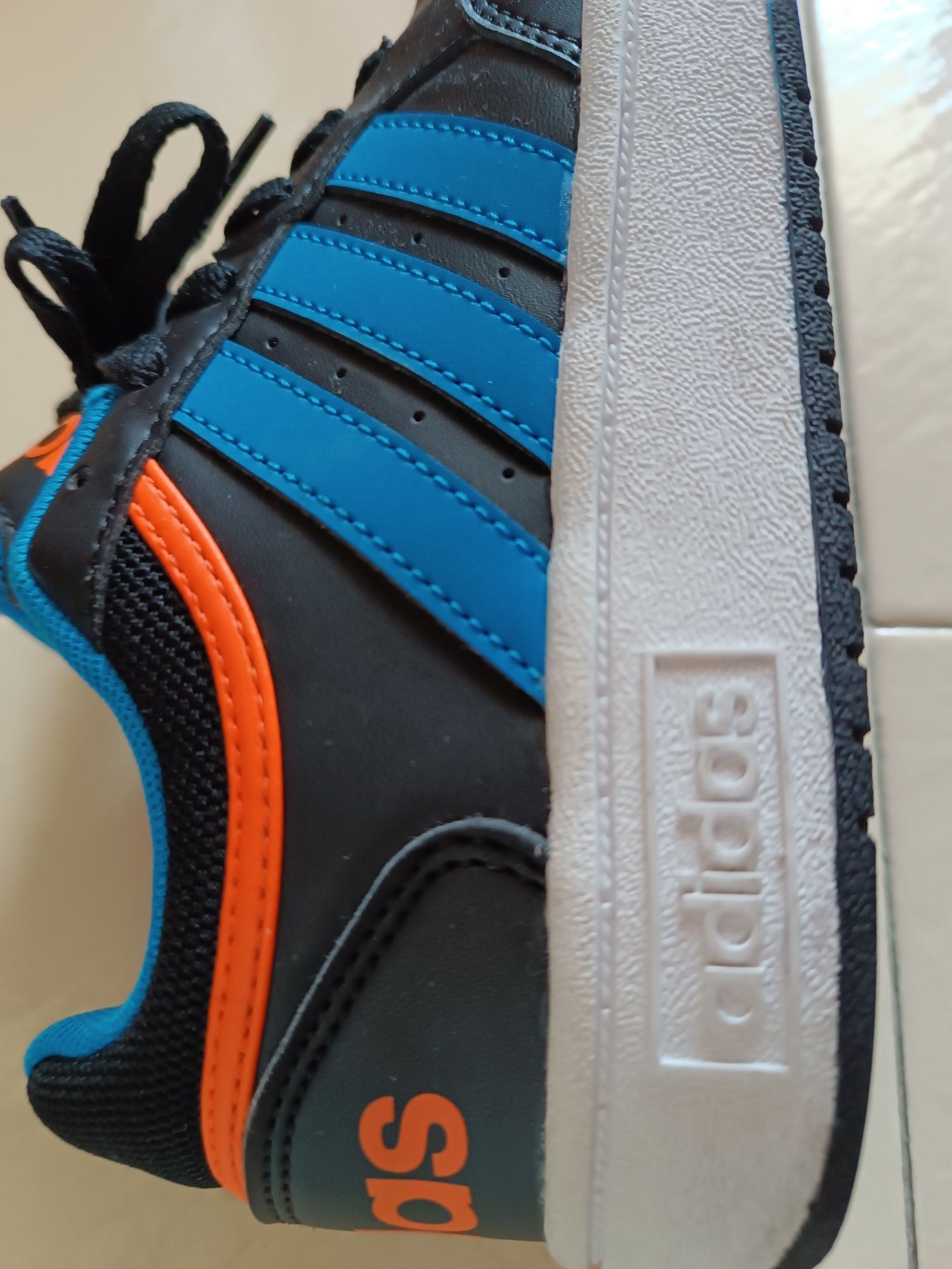 Маратонки adidas р-р  35
