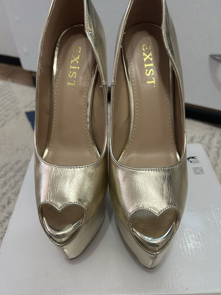 Pantofi auri …….
