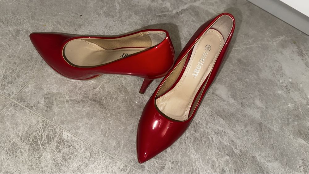 Червени лачени обувки на викок ток, размер 38